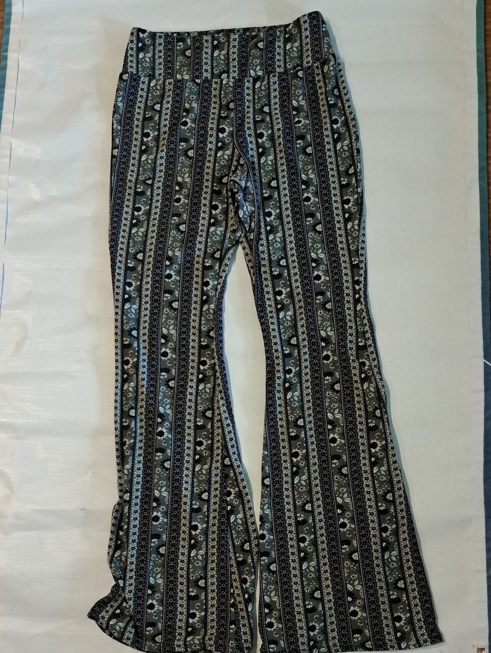 Hunter Green Black and Gray Patterned Flare Leggings 7 - 9